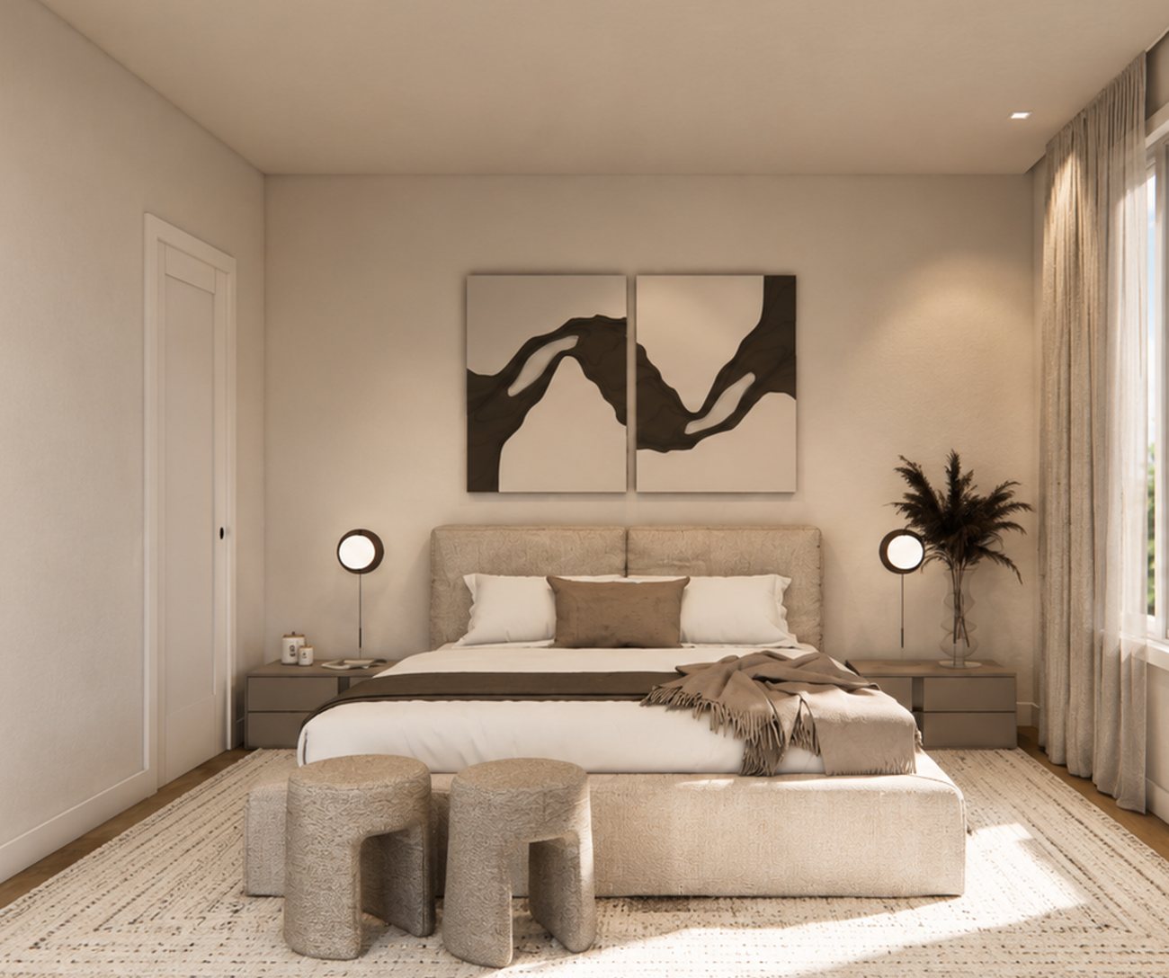 Chambre aux tons neutres avec lit en tissu texturé, deux ottomans, grand tapis, œuvre murale et lampes de chevet