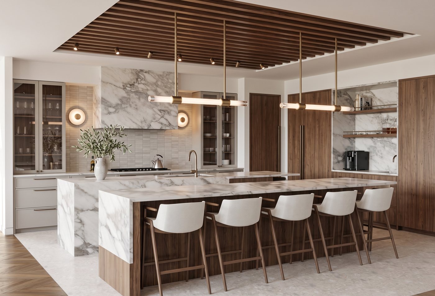 Cuisine à aire ouverte avec îlot en marbre, ébénisterie en noyer, plafond à lattes de bois et luminaires suspendus en laiton