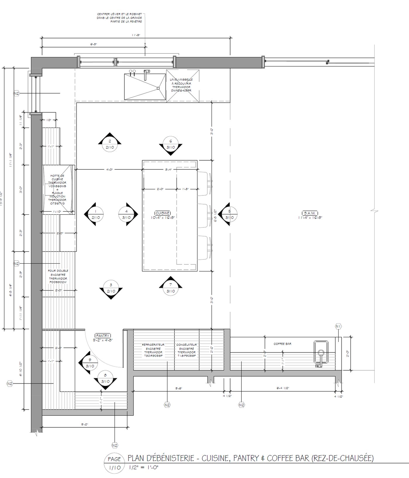 Plan d'ébénisterie d'une cuisine, d'un garde-manger et d'un coin café au rez-de-chaussée, avec cotes et repères d'élévations